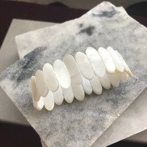 Pretty stretch shell bracelet